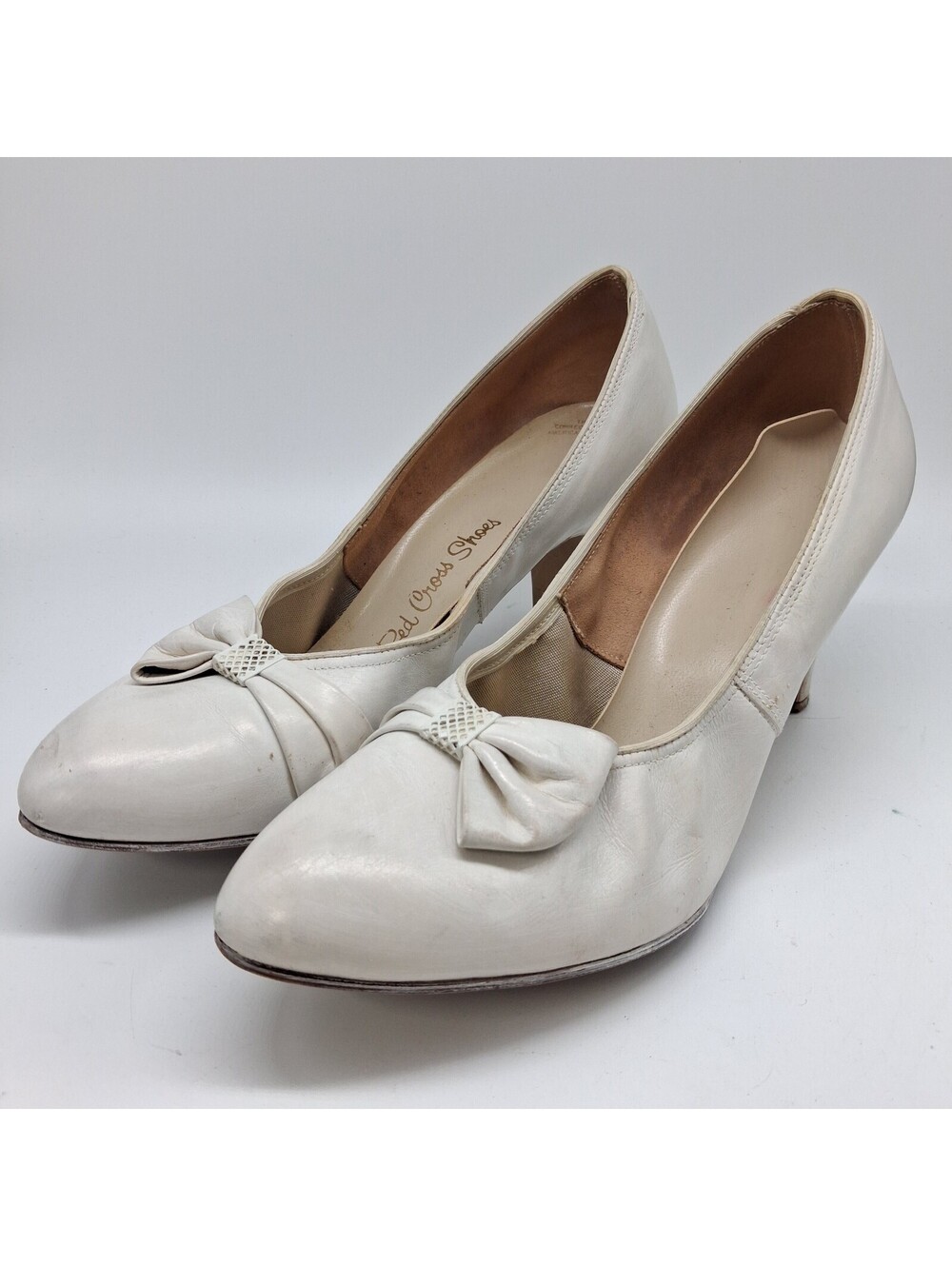 Vintage Red Cross Shoes White Leather Bow Pumps Women’s Heels Mid Century